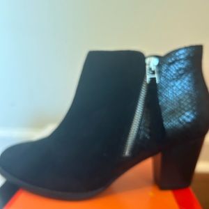 Vionic upright Anne Black Snake boot / new never worn